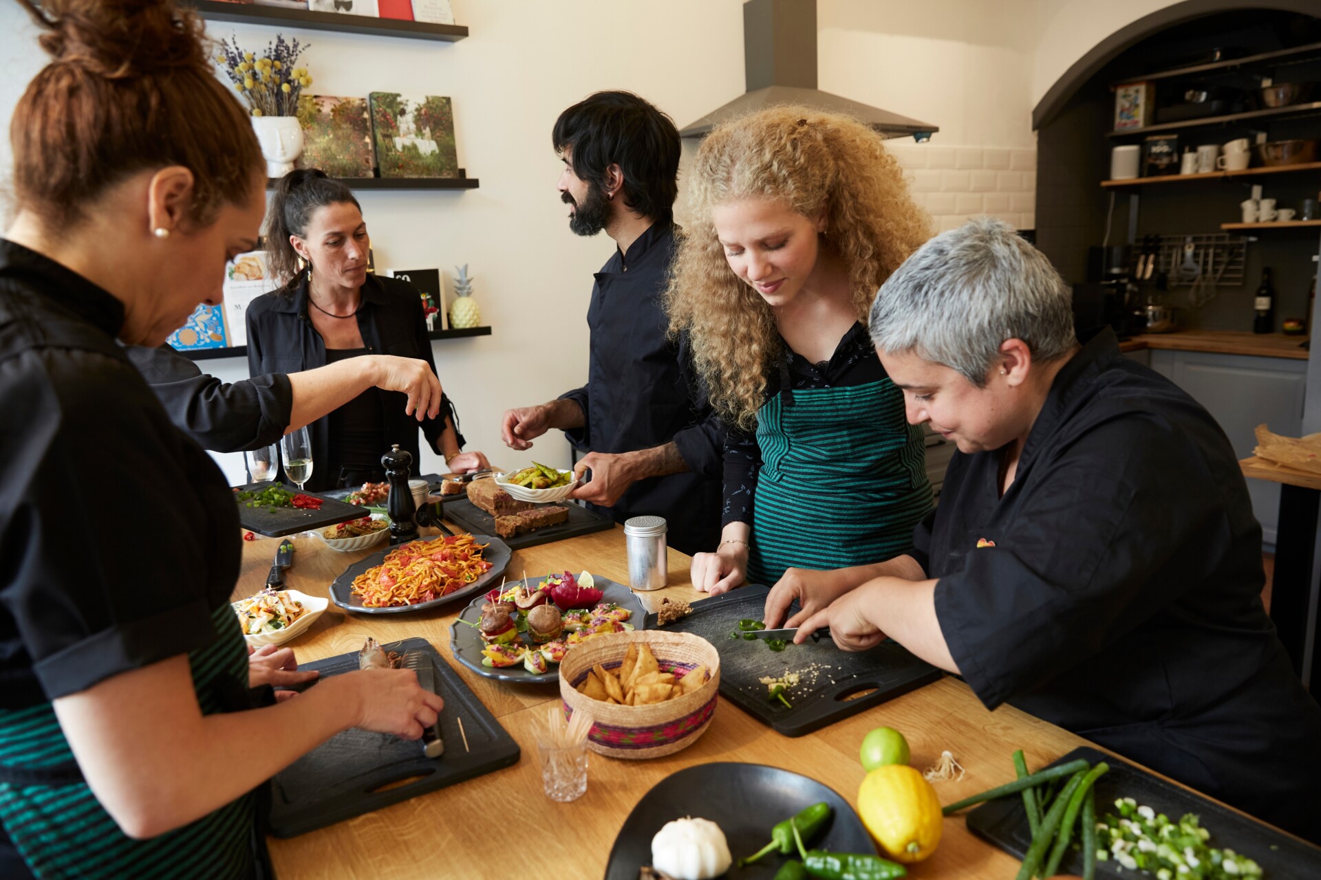 Group,Of,Cooks,,Friends,Or,Colleagues,Cut,Ingredients,Cook,Together