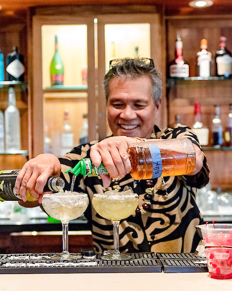 kbr_bartender_making_drinks_1_3.480x600