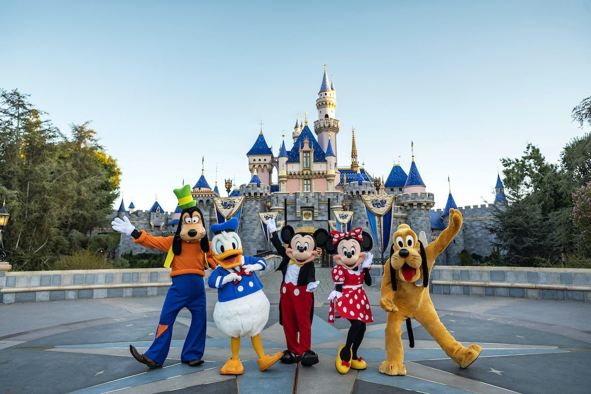 disney-characters-disneyland