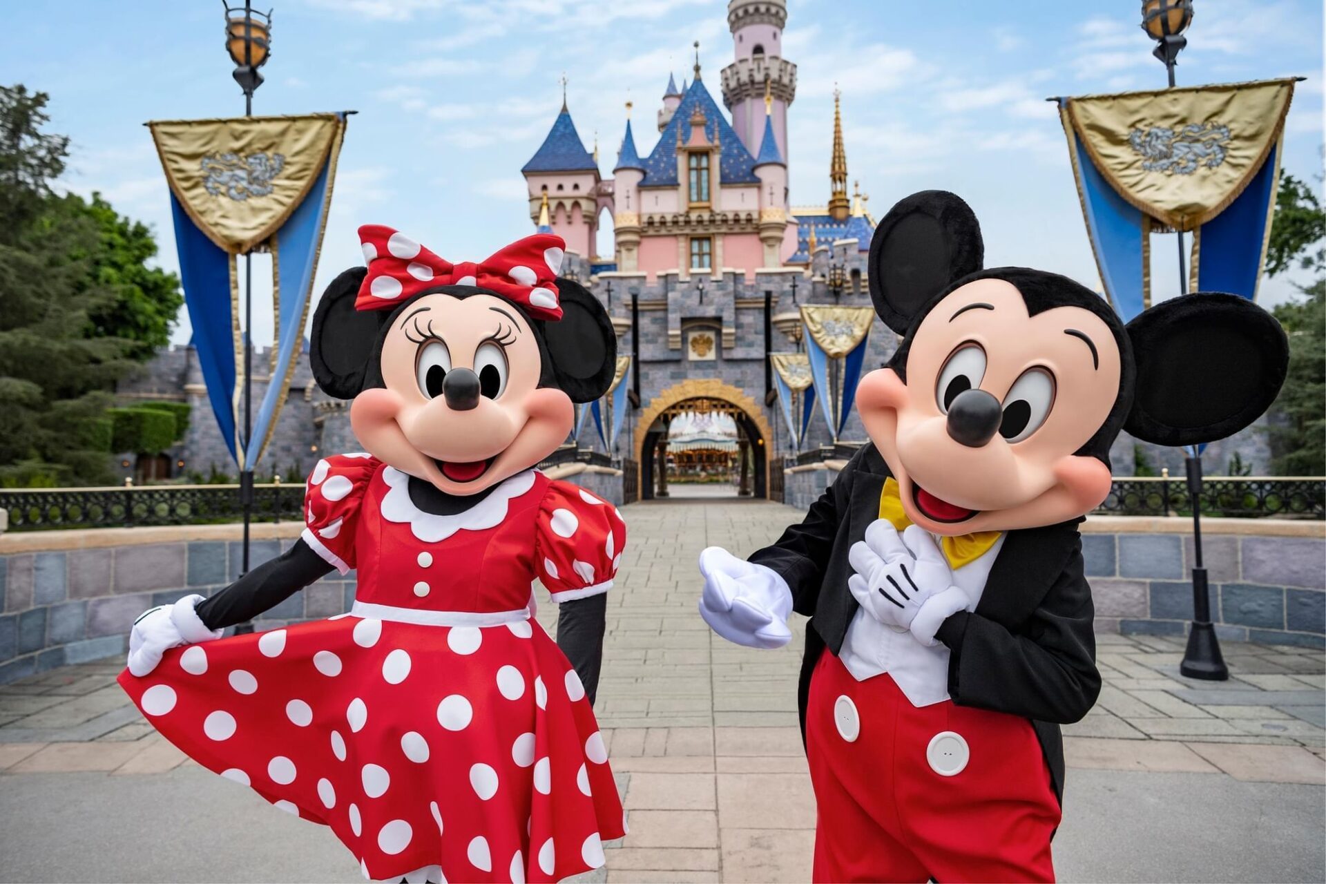 disneyland-castle-mickey-minnie